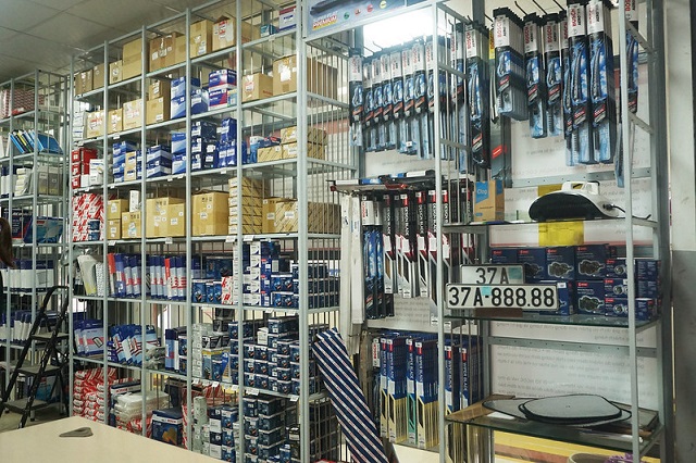 Showroom-phu-tung-oto-1