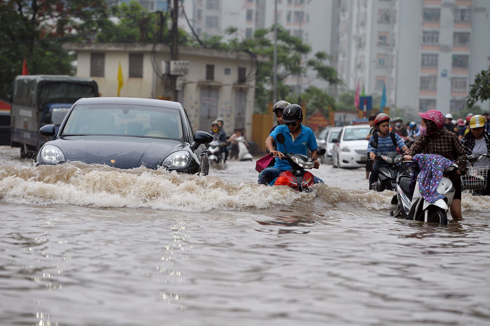 Lái Xe Qua Vùng Ngập Nước, Làm Gì Để Tránh Chết Máy Hay Thủy Kích?