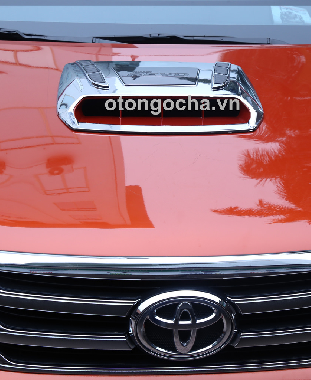 Ốp lỗ thông gió nắp Capo Toyota Hilux Revo 2016