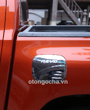 Ốp Nắp xăng Toyota Hilux Revo 2016